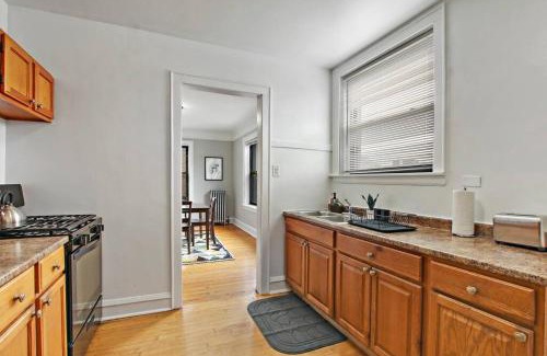 Chicago Apartment | 1BR Vibrant & Inviting Apt in Chicago - Montrose 2E