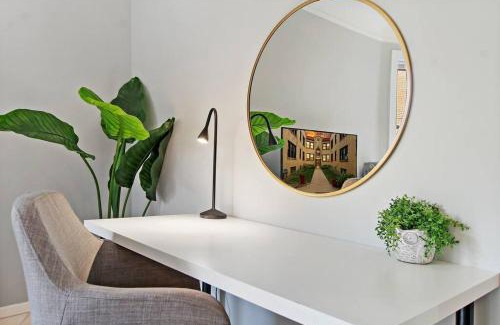 Chicago Apartment | 1BR Vibrant & Inviting Apt in Chicago - Montrose 2E