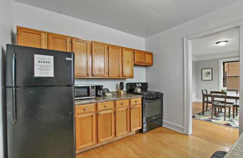 Chicago Apartment | 1BR Vibrant & Inviting Apt in Chicago - Montrose 2E