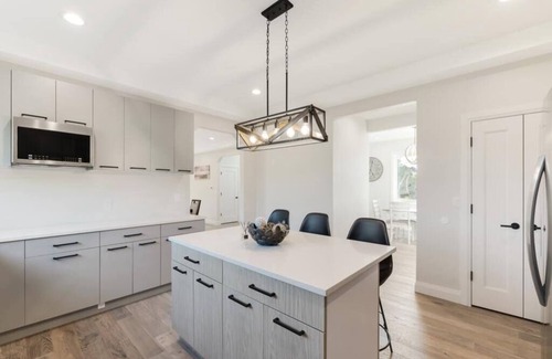 Warwick House | 1HR To NYC LUX Countryside Home 4 Ensuite Bedrooms