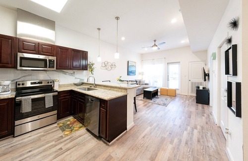 Katy Condo | 1L| Gated Condo | Spacious Home in Lifestyle Center