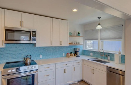 Ocean Park House | 1Nt. Ok, Walk to Beach and Town, Romantic, Firepit, BBQ (Bungalow2)