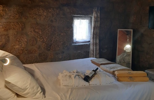 Parada de Todeia Apartment | 1º Dream corner by waterfalls - air cond, pool, free parking - 20 min to Oporto