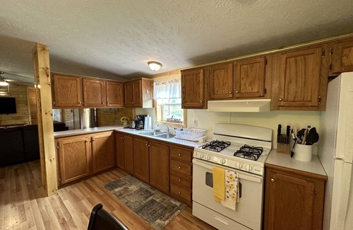 Nelsonville House | 1st Choice Lodging- Burr Oak Bungalow