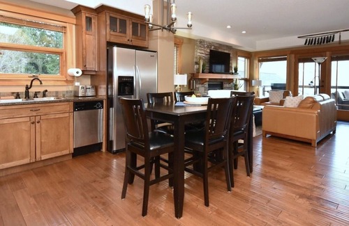 Blind Bay House | 1st. CLASS Waterfront RESORT: Pool/Hot Tub/Clubhouse/Boat Moorage/Patios