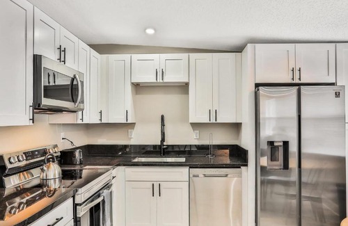 Oak Haven Apartment | 1st floor, 1 bedroom - Villa on a shaded street