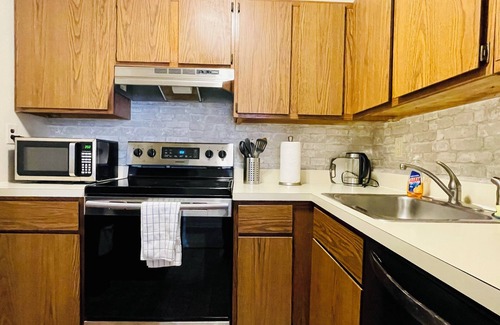 Primos Secane Apartment | 1st Floor 2BR in Primos Near Airport & Sports AC + WiFi Comfort
