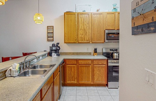 Bahama Bay Condo | 1st-floor condo near theme parks, basketball court, pools, & tennis court