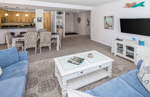 Sandbridge Condo | 1st-floor condo with balcony, W/D, outdoor pool, gym & grills