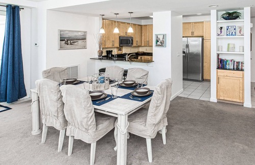 Sandbridge Condo | 1st-floor condo with balcony, W/D, outdoor pool, gym & grills