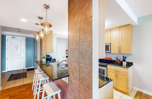 Sandbridge Condo | 1st-floor condo near the beach with balcony, grills, outdoor pool & gym