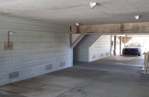 Kill Devil Hills Condo | 1st floor end unit 1 block to beach access and shops. Great reviews Great rates.