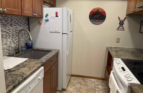 Frisco Condo | 1st Floor - Great Mountain Side Views - Pool & Hot Tubs - Ski Country - Sleeps 4