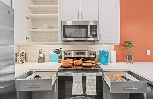 Fort Worth Apartment | 1st Floor Modern Apartment in Ft Worth with a Private Yard, Parking, Pool & More