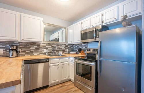 Eddyville Condo | 1st floor Oceanfront studio with king bed, AC & hot tub