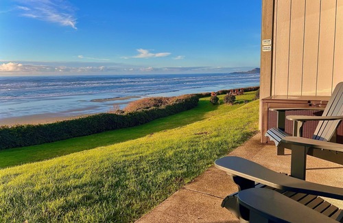 Eddyville Condo | 1st floor Oceanfront studio with king bed, AC & hot tub