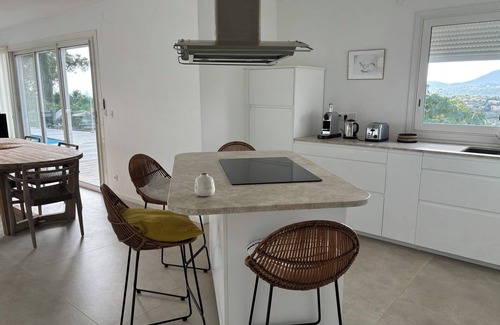 La Croix-Valmer Villa | 1st level villa overlooking the sea and the village - 300m from shops and restaurants