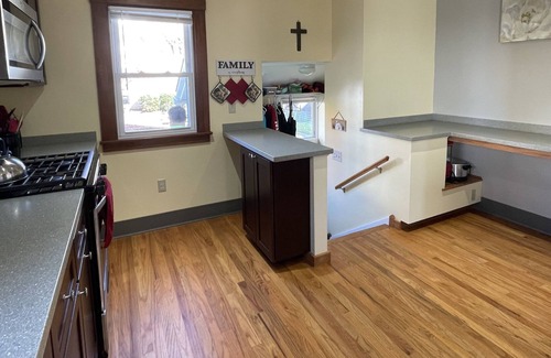 Bedford House | 2/1.5 Clean and Comfortable Home in Bedford, OH
