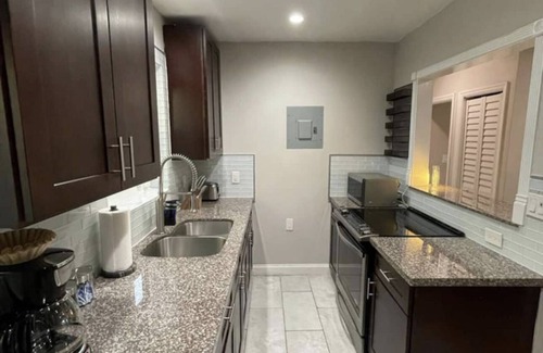 Croissant Park Apartment | 2/1 close to Downtown Fort Lauderdale, Free Parking, Washer and Dryer