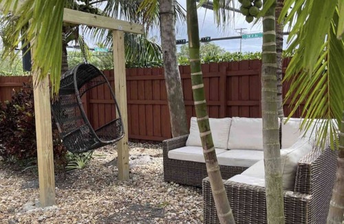 Croissant Park Apartment | 2/1 close to Downtown Fort Lauderdale, Free Parking, Washer and Dryer