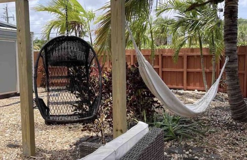 Croissant Park Apartment | 2/1 close to Downtown Fort Lauderdale, Free Parking, Washer and Dryer