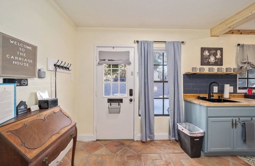 Historic District Apartment | 2/1 Historic Carriage House Walking Distance to Downtown