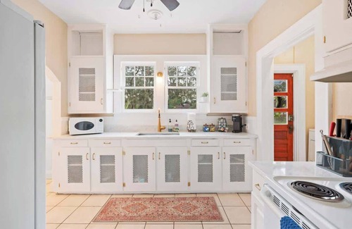 Lakeland House | 2/1 Historic family & pet friendly home