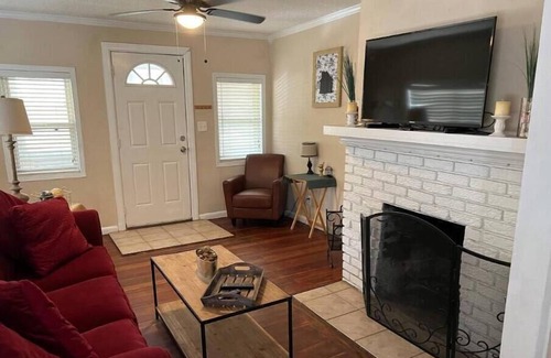 Avondale House | 2/1 Historic Murray Hill Bungalow with Laundry