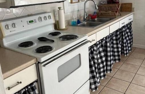 Avondale House | 2/1 Historic Murray Hill Bungalow with Laundry