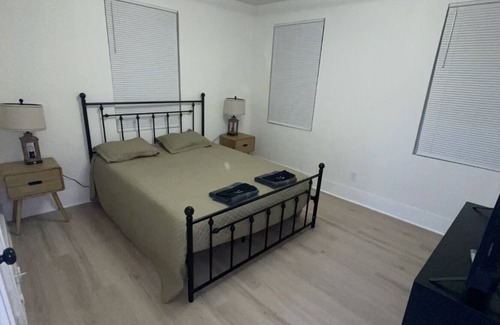 Macon House | 2/1 with Private Enclosed Yard