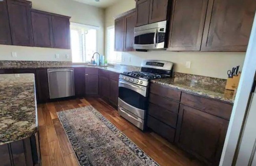 Hooper House | 2,100 sq ft House - Giant Kitchen - Park View!