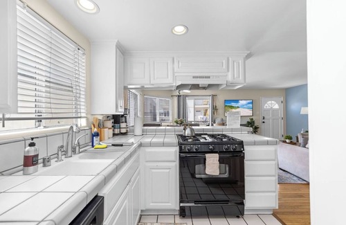 El Segundo House | 2/2 Beach Bungalow With Ocean Views & Parking!