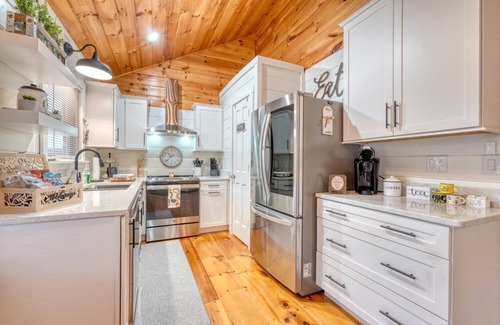 Unaka Cabin | 2/2 creek front peaceful cabin with Fiber optic WiFi and bonus room