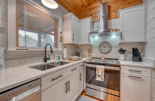 Unaka Cabin | 2/2 creek front peaceful cabin with Fiber optic WiFi and bonus room