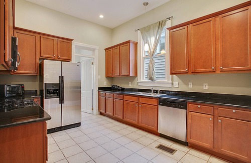 West Riverside House | 2-3 N stays - Spacious and Comfy, Walk to Whole Foods, bars and shops, sleeps 12