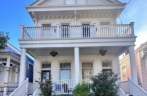 West Riverside House | 2-3 N stays - Spacious and Comfy, Walk to Whole Foods, bars and shops, sleeps 12