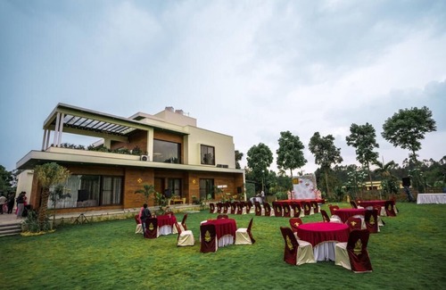 Narasapura Villa | 2.5 acres,5 luxury rooms,master suite with bathtub,pool,kids area ,Lawn.