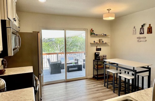 Southside House | 2.5 miles to Lackland BMT/12 miles to Sea World/Riverwalk