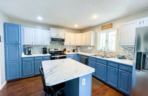 Westlake Corner House | 2.5 wooded acres on quiet deep water cove - create great vacation memories.