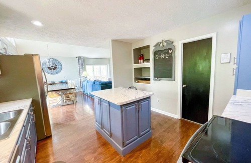 Westlake Corner House | 2.5 wooded acres on quiet deep water cove - create great vacation memories.