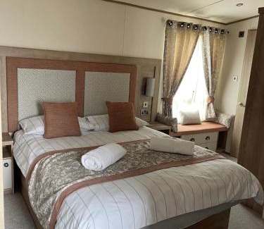 Andover House | 2-6 guests Holiday Home in Durdle Door