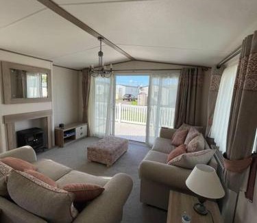 Andover House | 2-6 guests Holiday Home in Durdle Door