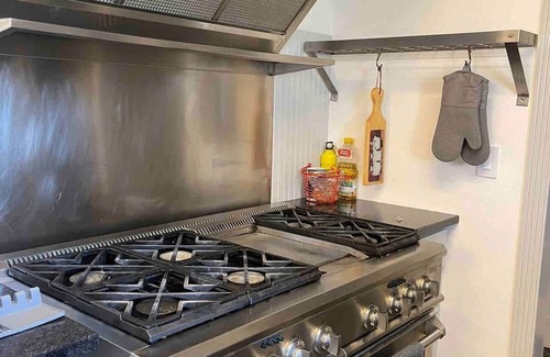 Madera House | 2 Acres with Solar Heated Pool, Heated Spa, Basketball, Ping Pong, Bocce, BBQ