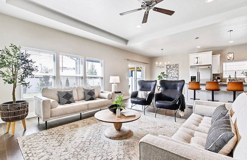 Meridian House | 2 Adjacent Modern Homes Great Central Location