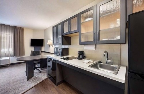 North Olmsted Hotel | 2 Affordable Units! Near Cleveland Hopkins International Airport, Pets Allowed