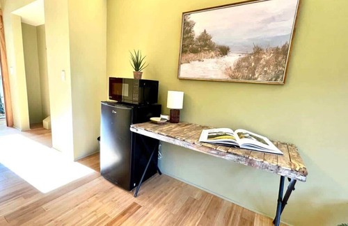Port Angeles Apartment | #2 Alder Queen Room - Fireplace in Olympic Nat'l Pk