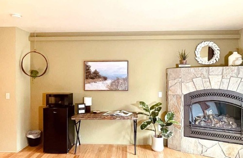 Port Angeles Apartment | #2 Alder Queen Room - Fireplace in Olympic Nat'l Pk
