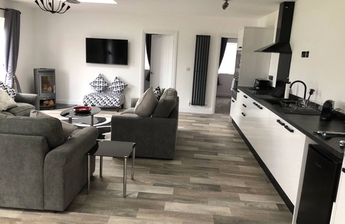 Whitchurch House | 2 BARN COTTAGES, pet friendly, luxury holiday cottage in Whitchurch