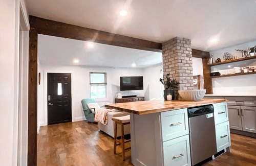Sarnia House | 2 BATHROOM Executive Cottage with Office