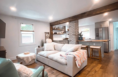 Sarnia House | 2 BATHROOM Executive Cottage with Office